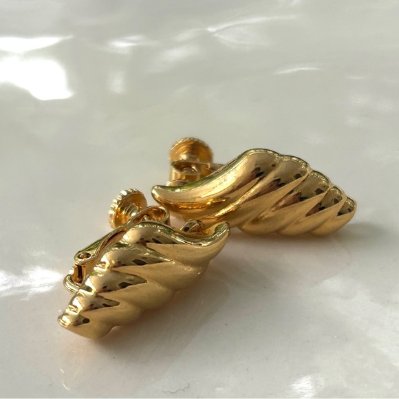 Vintage 1960s Napier Gold Tone Screw Clip Earrings - Picture 8 of 10